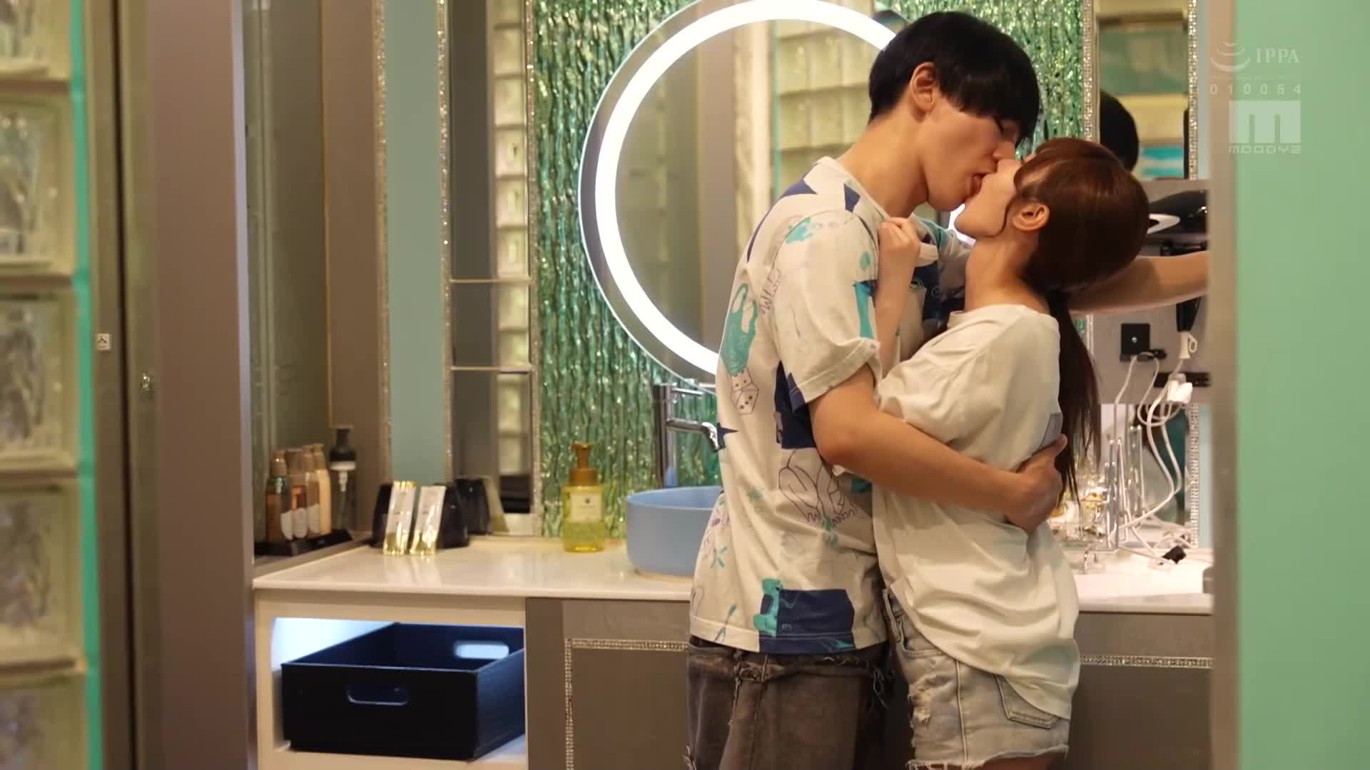 煙火大會中突然的大雨，被男友拋棄後，與幼馴染一起衝進情侶旅館，直到早晨陽光升起，濕透的身體多次進行中出性愛 小野六花 - AV大平台 - 中文字幕，成人影片，AV，國產，線上看