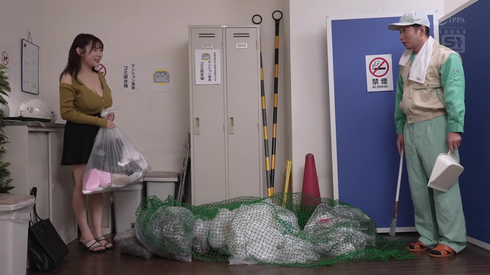 每天早上在垃圾場露出無法收納的J罩杯爆乳，毫不防備地展示給大家看。五條戀 - AV大平台 - 中文字幕，成人影片，AV，國產，線上看