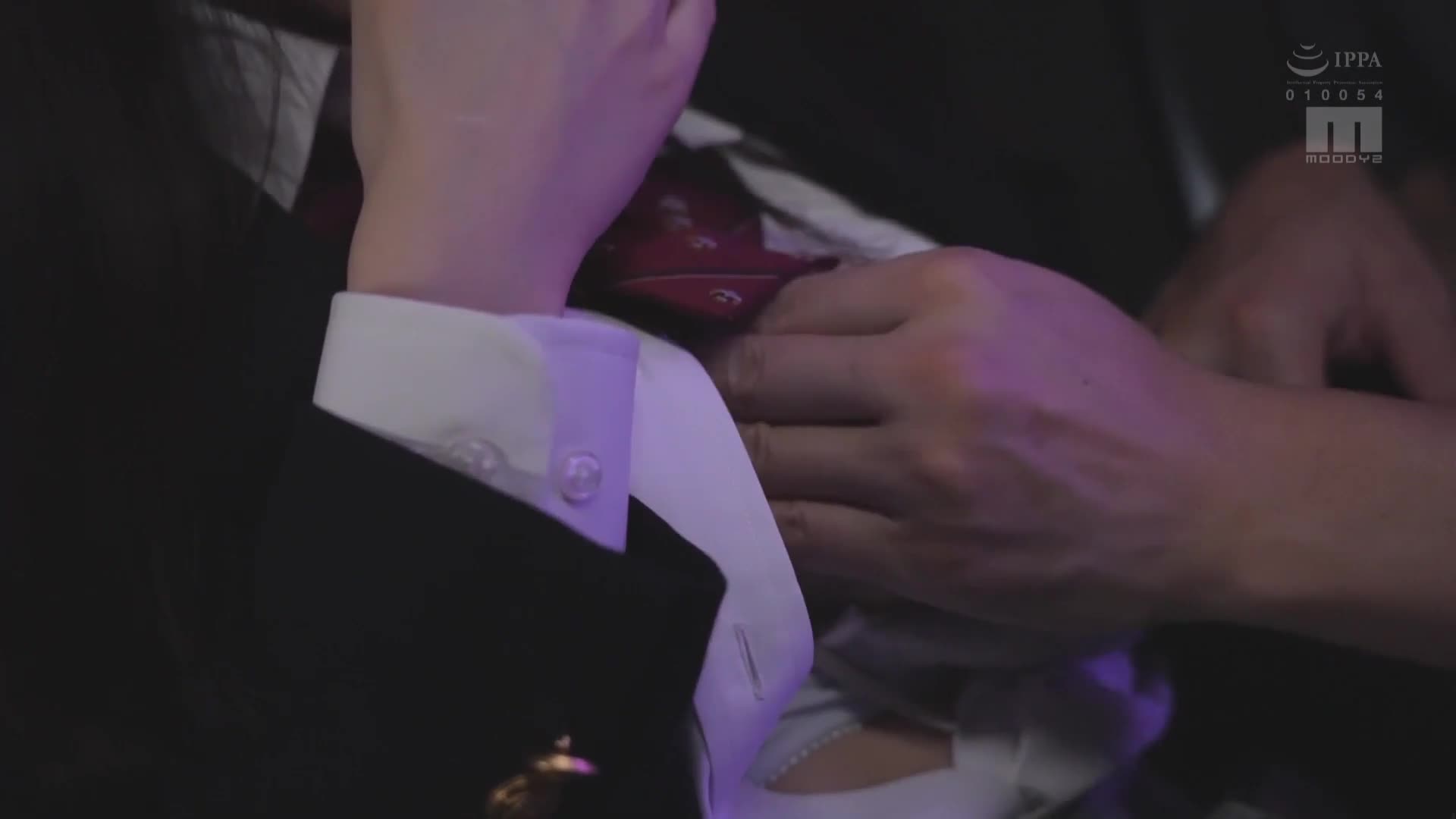 痴漢的手指太過厲害了...愛液溢出到無法出聲，我被迷戀的手指帶到了墮落的境地。泉桃香 - AV大平台 - 中文字幕，成人影片，AV，國產，線上看