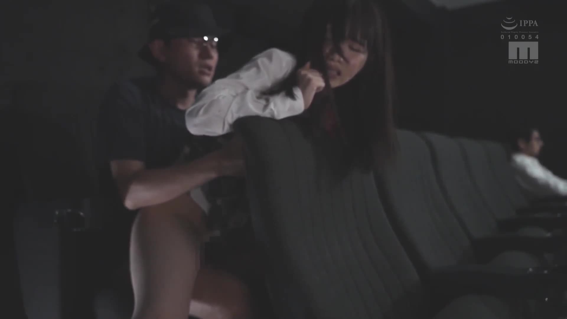 痴漢的手指太過厲害了...愛液溢出到無法出聲，我被迷戀的手指帶到了墮落的境地。泉桃香 - AV大平台 - 中文字幕，成人影片，AV，國產，線上看