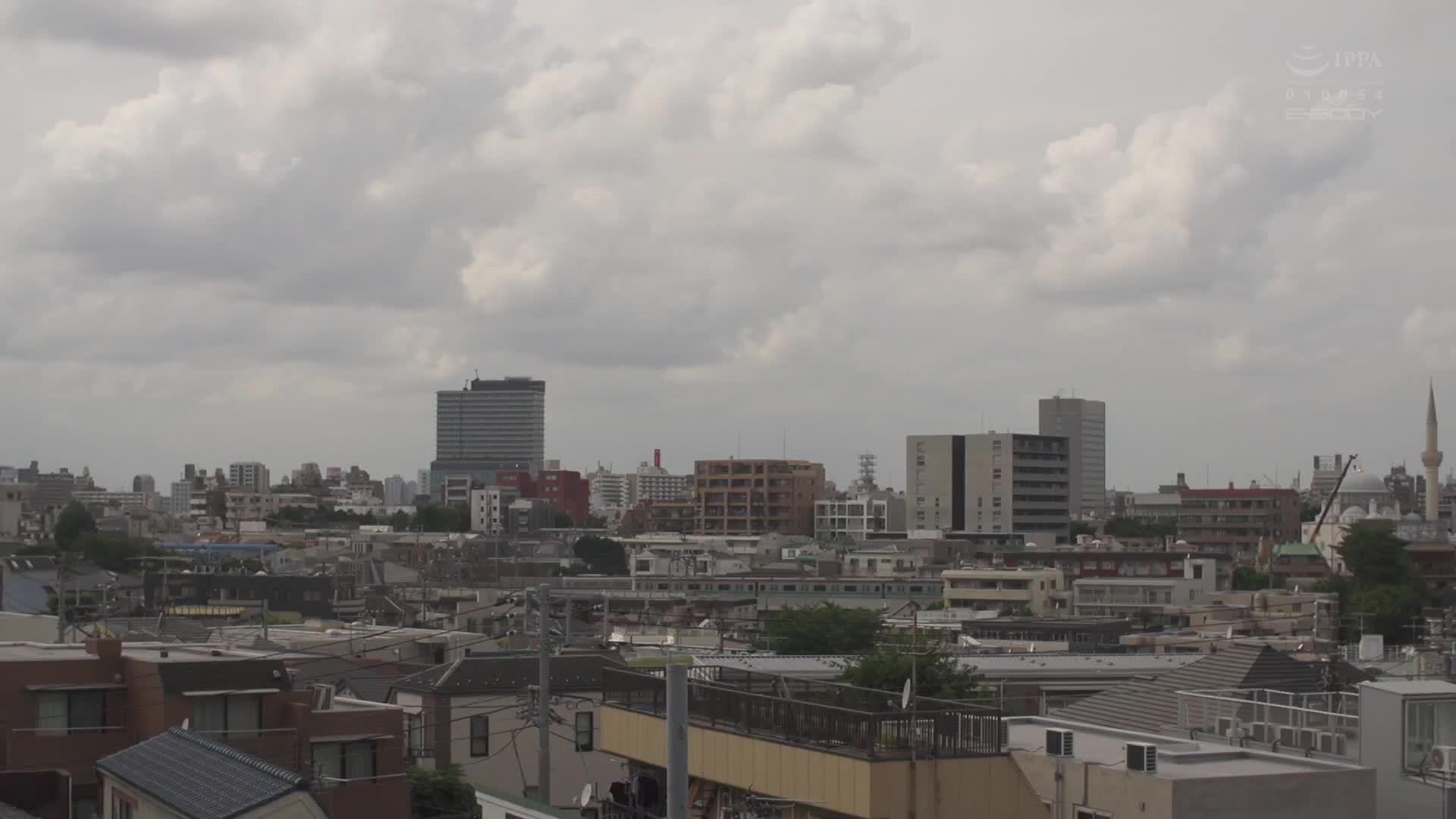 在通勤電車上這位淫蕩的巨乳女教師，選擇了痴●技術開發乳頭，而不是她的丈夫。宮本留衣 - AV大平台 - 中文字幕，成人影片，AV，國產，線上看