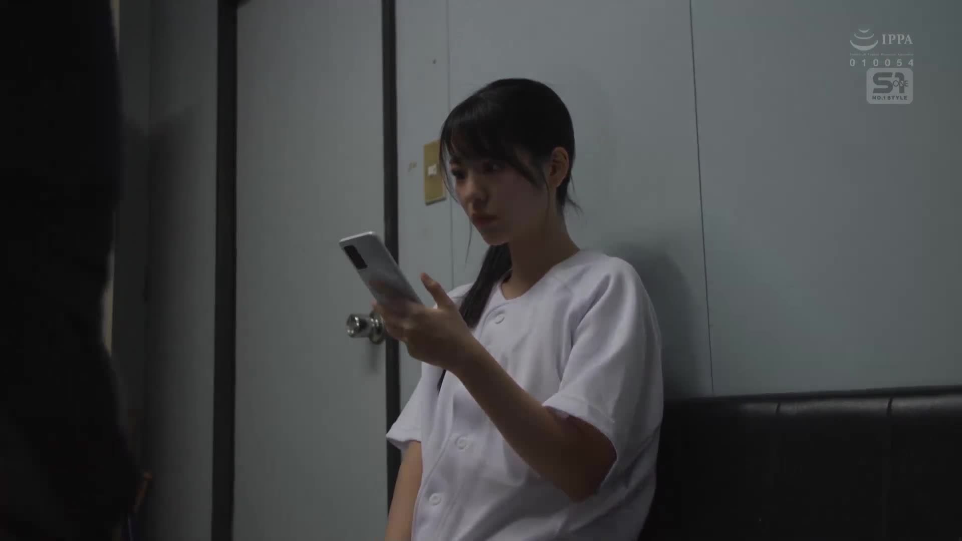 棒球隊成員和美少女經理在突如襲來的豪雨中無法回家，只能在部室裡相處。在濕透的身體上，對於勃起的青春期陰莖進行溫柔地射精護理。淺野心 - AV大平台 - 中文字幕，成人影片，AV，國產，線上看