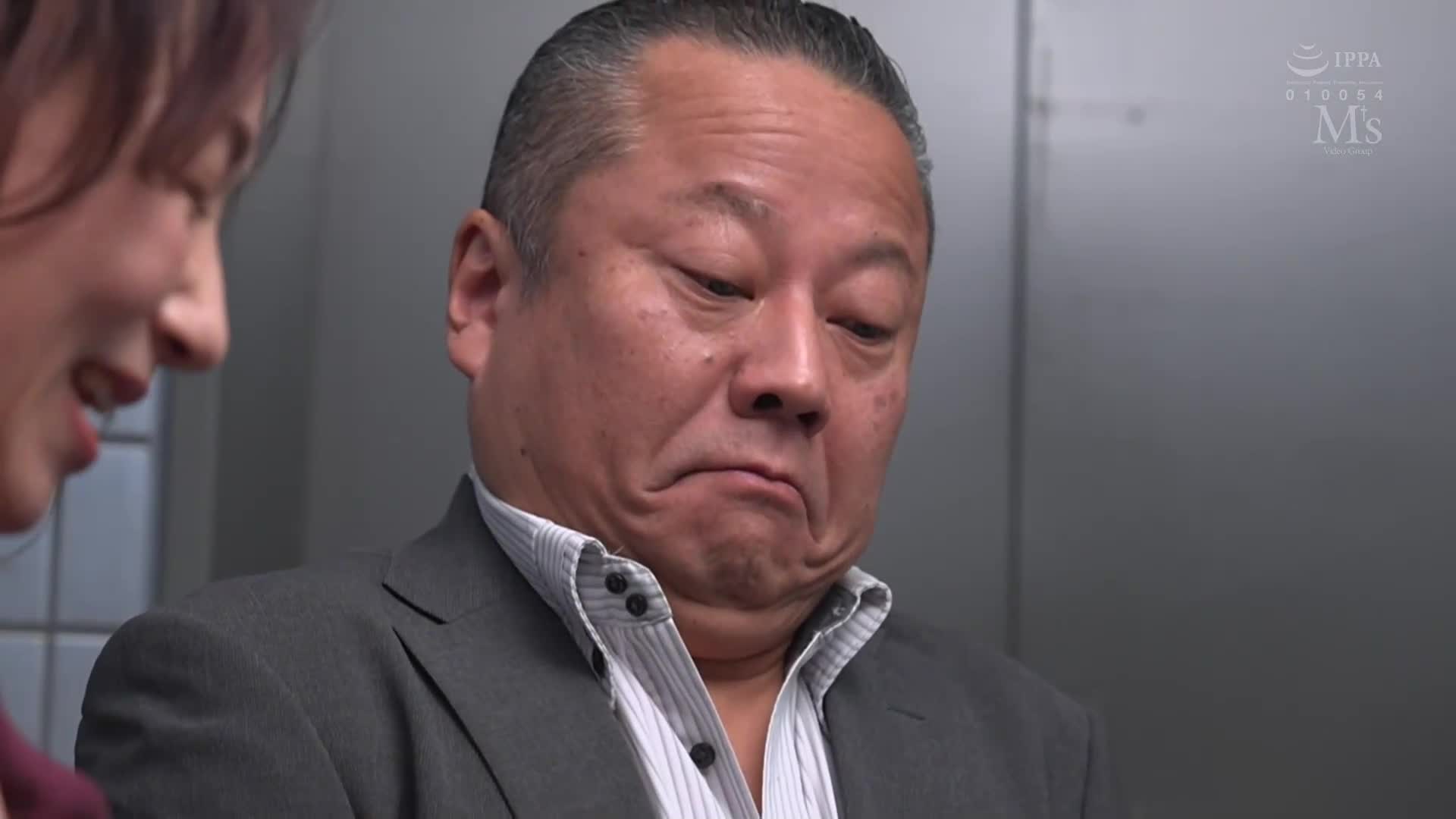 如果你是男人，你就無法拒絕！對面房間裡的露陰女孩小野坂唯花透過展示她極其色情的內衣來勾引一名中年男子。 - AV大平台 - 中文字幕，成人影片，AV，國產，線上看