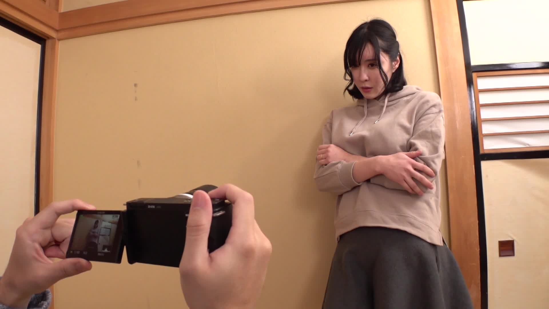 兒子的童年玩伴強迫母親裸體擔任模特兒，並被其他人內射 巨乳母親 宇佐美翠 - AV大平台 - 中文字幕，成人影片，AV，國產，線上看