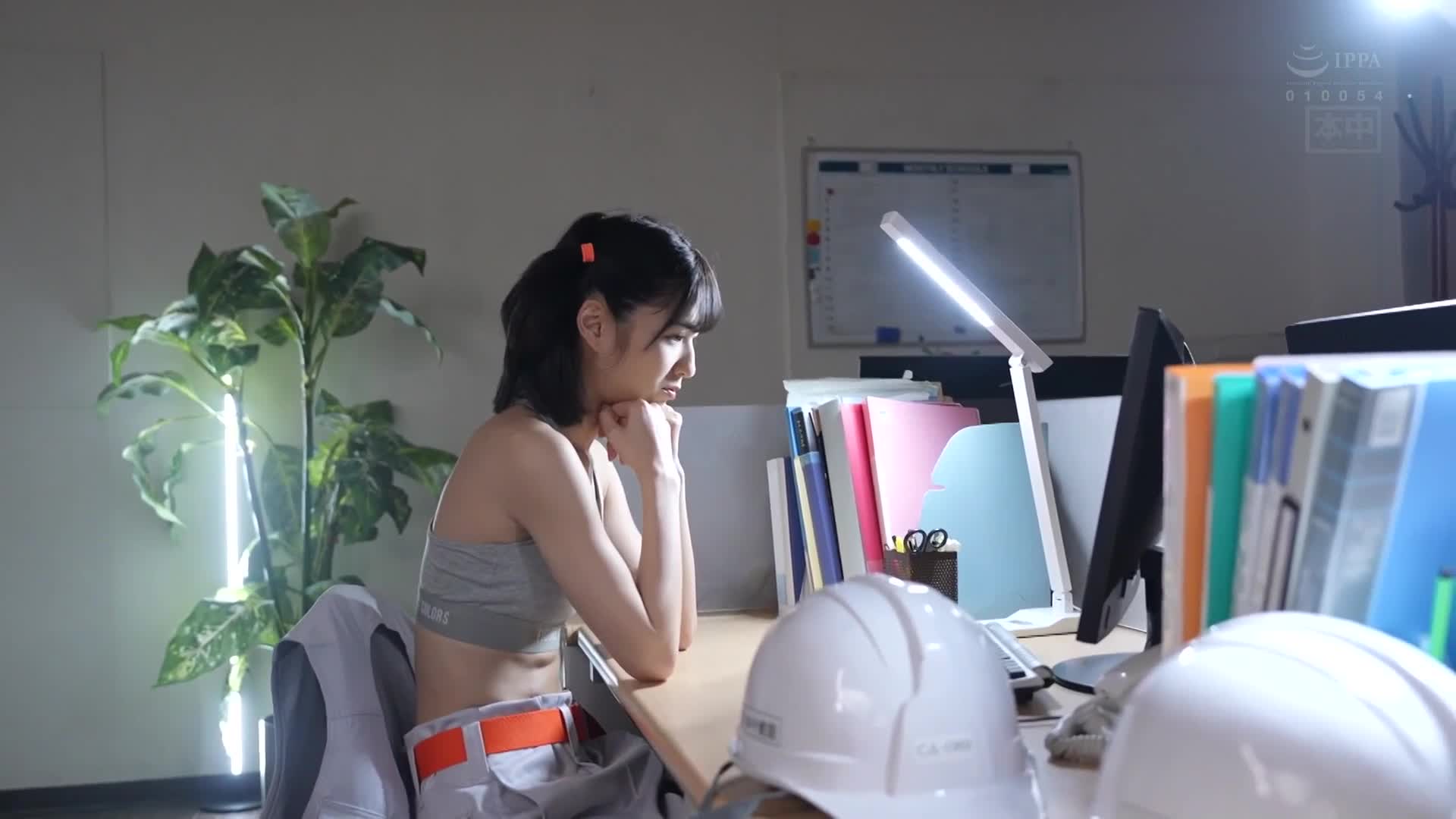 即使不能做力氣活，卻極具高壓和男性氣概的女性現場監督，在激烈的抽插中，她纖細的裸體被扭曲和破壞，最終被串刺中出。倉本蓳 - AV大平台 - 中文字幕，成人影片，AV，國產，線上看