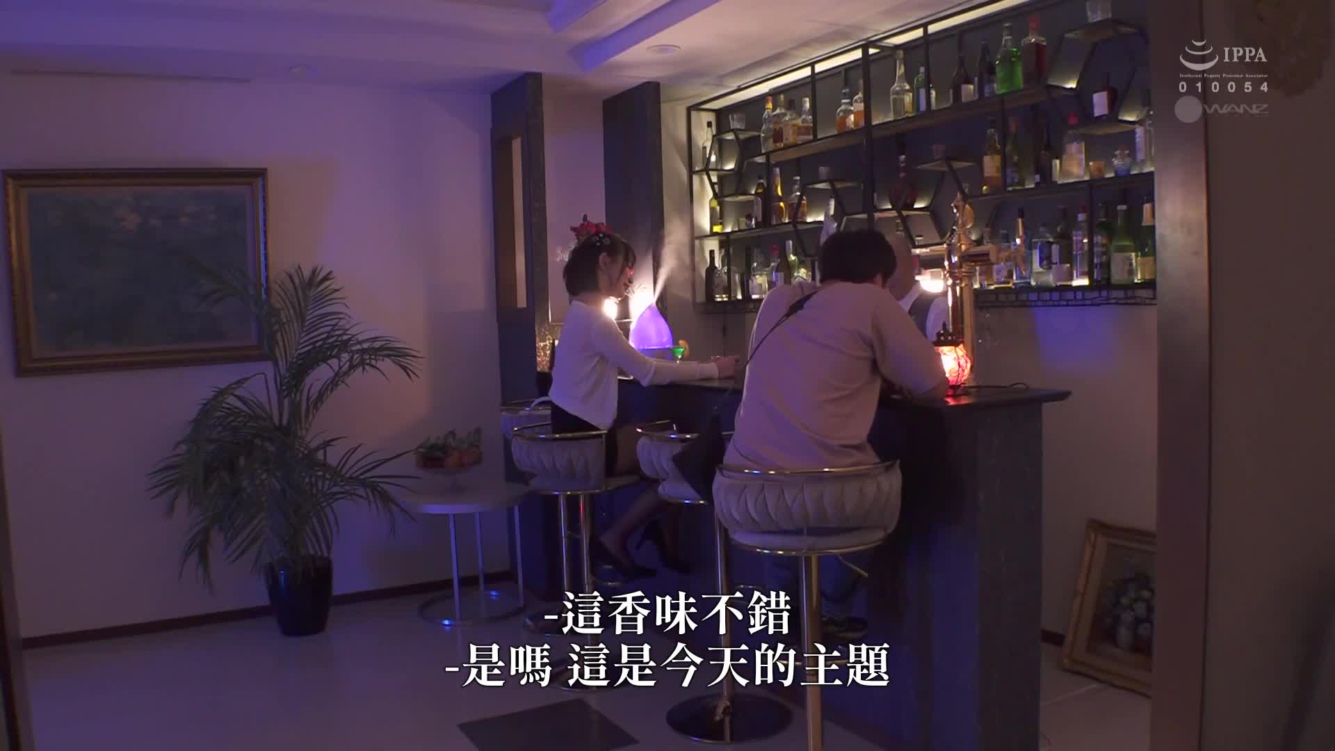 在銀座的酒吧裡，一位美女穿著黑色絲襪展現美腿，誘惑著男性進行逆向搭訕。她以蒸蒸足底按摩和蟹步踢擊的方式，讓男性多次射精，展現出天才級的性愛技巧。美谷朱音 - AV大平台 - 中文字幕，成人影片，AV，國產，線上看