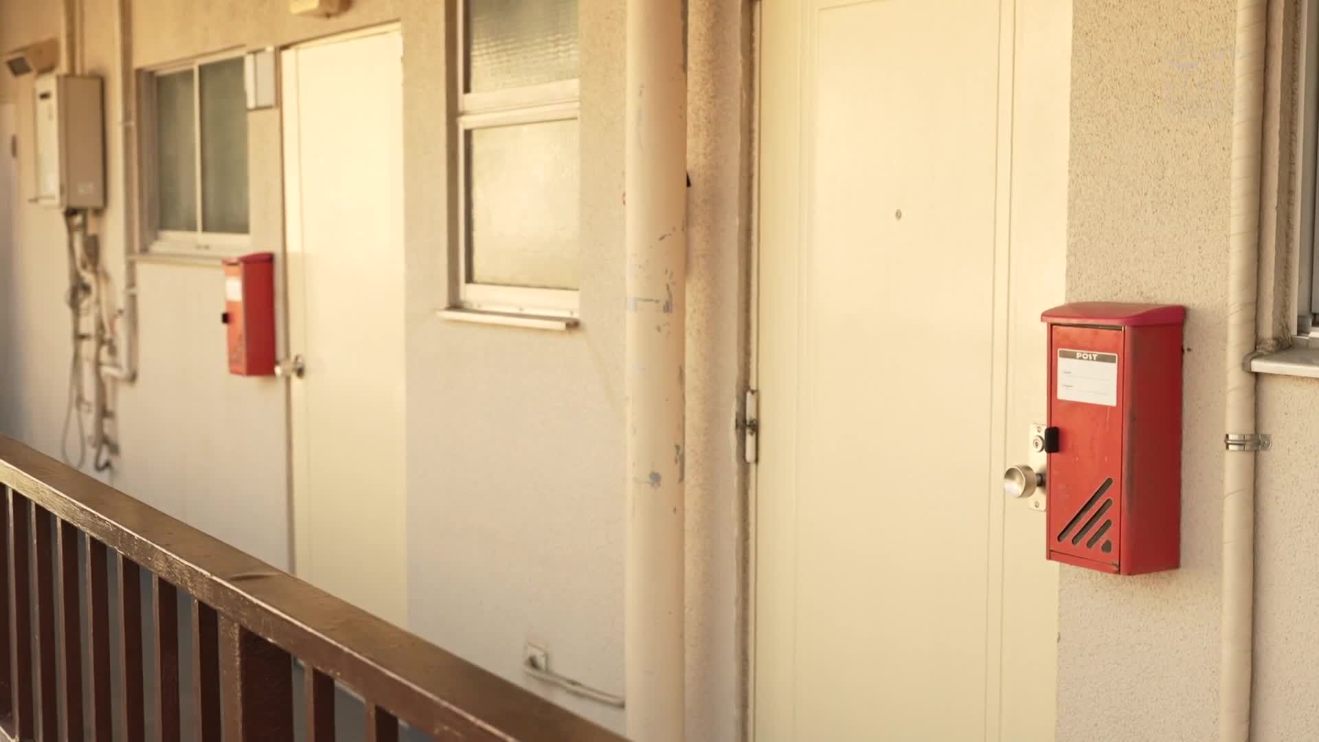 儘管有一位遠距離的女友，但在舒適的女性朋友的鼓舞下，我們醉醺醺地親吻，竟然忘記了女友的存在，我們真心地互相追求。 美園和花 - AV大平台 - 中文字幕，成人影片，AV，國產，線上看