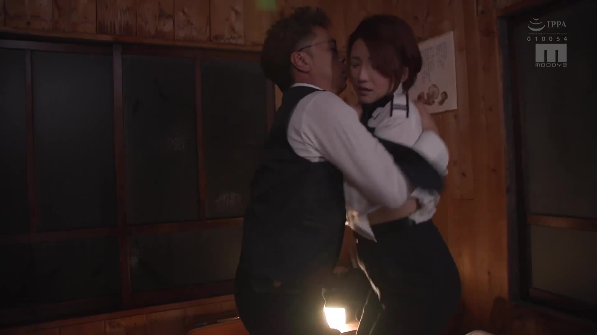 被派遣到偏僻的鄉村的精英女性偵探，沒有發生任何事件，只是整天忙於汗流浹背的密室不倫性愛與駐在員... 天月杏 - AV大平台 - 中文字幕，成人影片，AV，國產，線上看