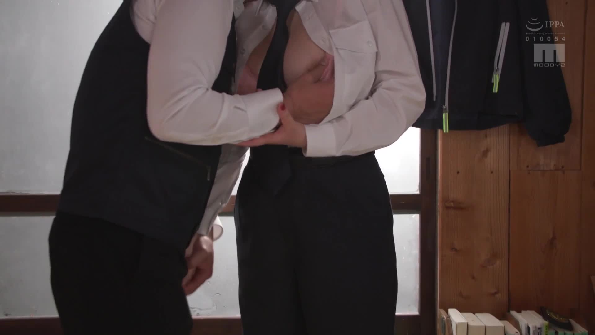 被派遣到偏僻的鄉村的精英女性偵探，沒有發生任何事件，只是整天忙於汗流浹背的密室不倫性愛與駐在員... 天月杏 - AV大平台 - 中文字幕，成人影片，AV，國產，線上看