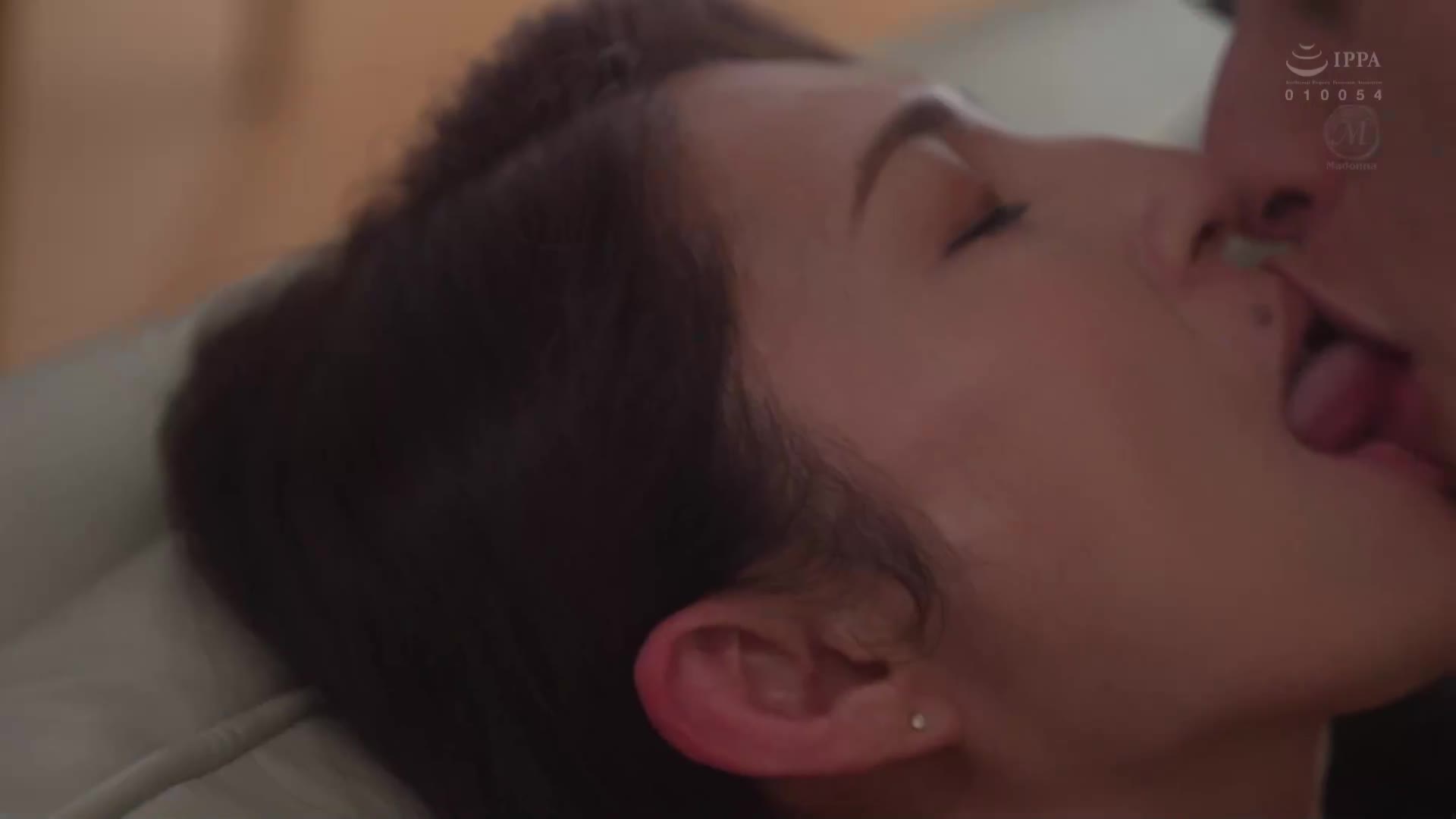 母親偷偷地從家族眼皮底下將大量的震動棒走私到家裡。大石紗季 - AV大平台 - 中文字幕，成人影片，AV，國產，線上看