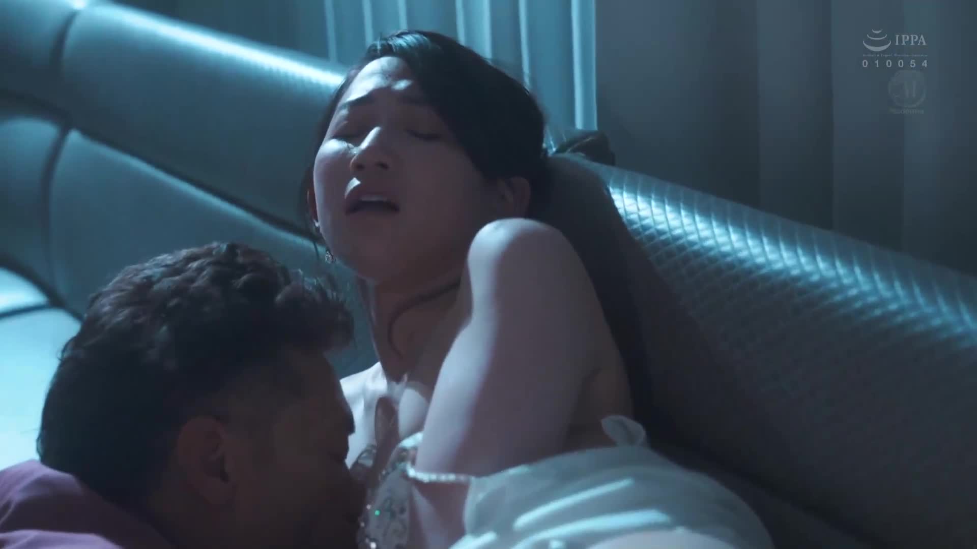 高級俱樂部的人妻，在太客的汗水和體液中，閉店後進行中出枕頭生意。水戶香奈 - AV大平台 - 中文字幕，成人影片，AV，國產，線上看