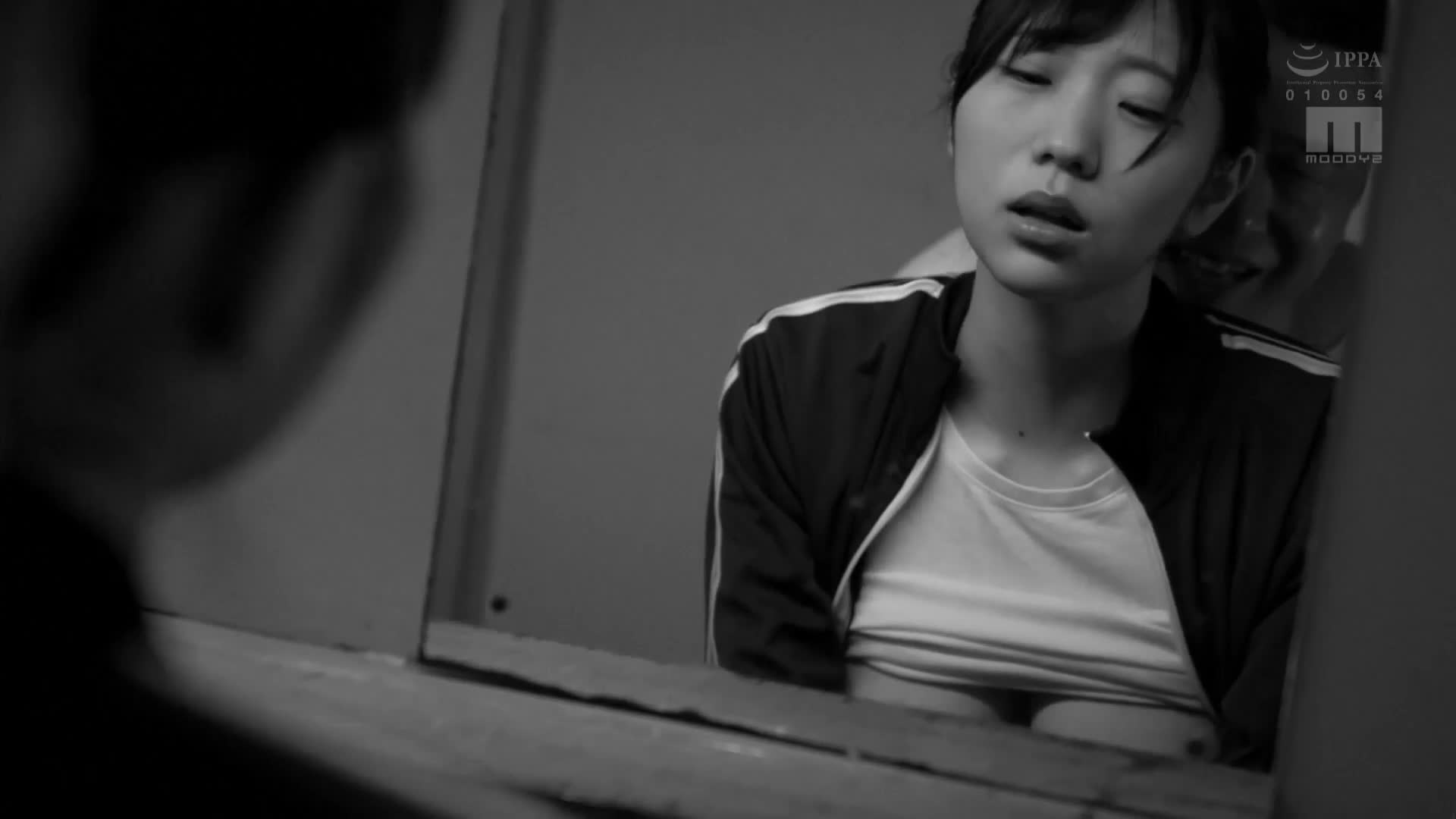 在修學旅行的自由行動日，平凡無奇的眼鏡女孩，沒有朋友的我被生活指導老師發現脫下眼鏡後竟然擁有驚人的J罩杯，只能被他糟蹋著。百田光稀 - AV大平台 - 中文字幕，成人影片，AV，國產，線上看