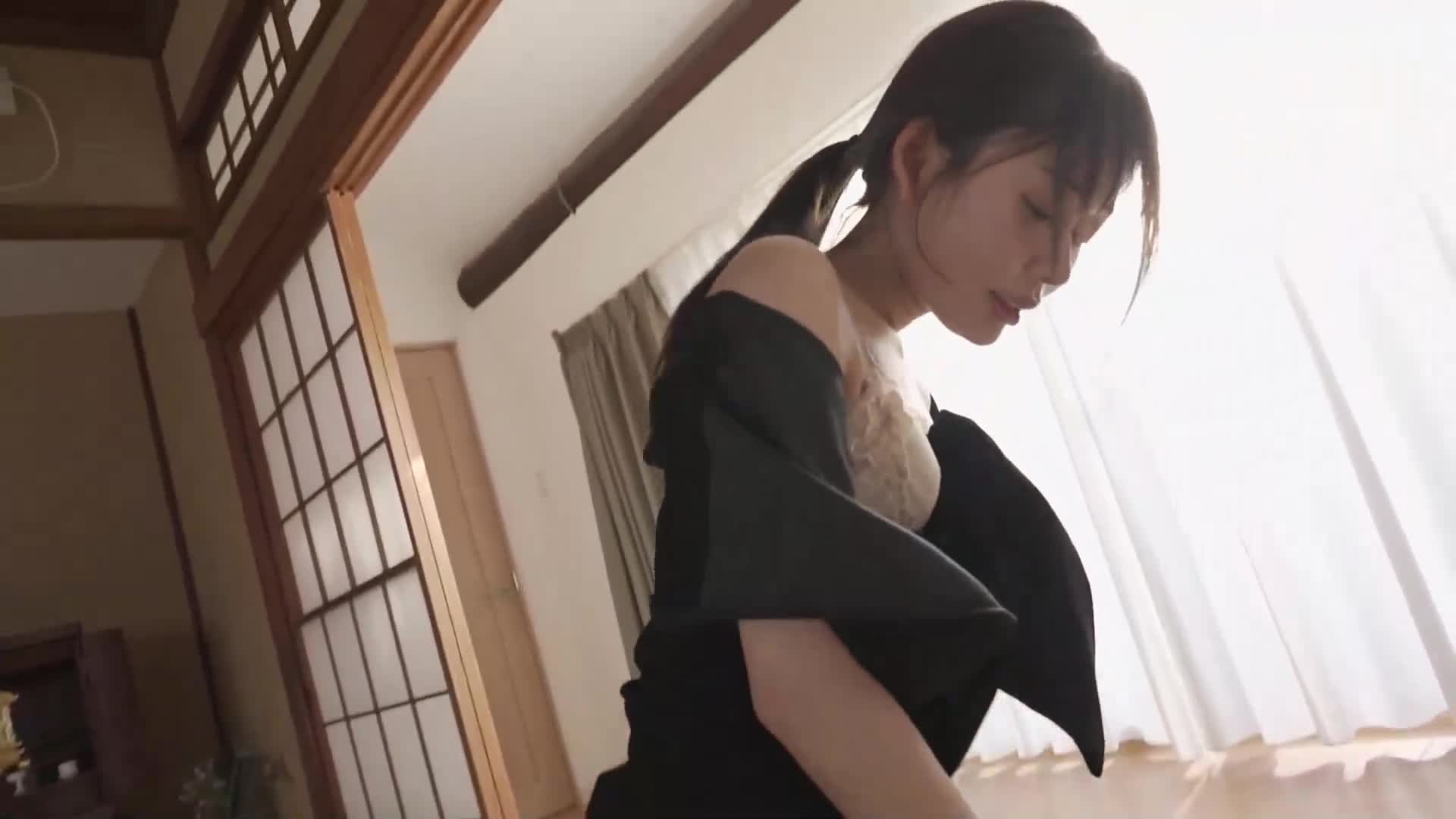 被未亡人特有的背德色氣吸引，明知不該卻對已故兄的愛妻產生慾望，在三周年忌日的夏天。古川穗花 - AV大平台 - 中文字幕，成人影片，AV，國產，線上看