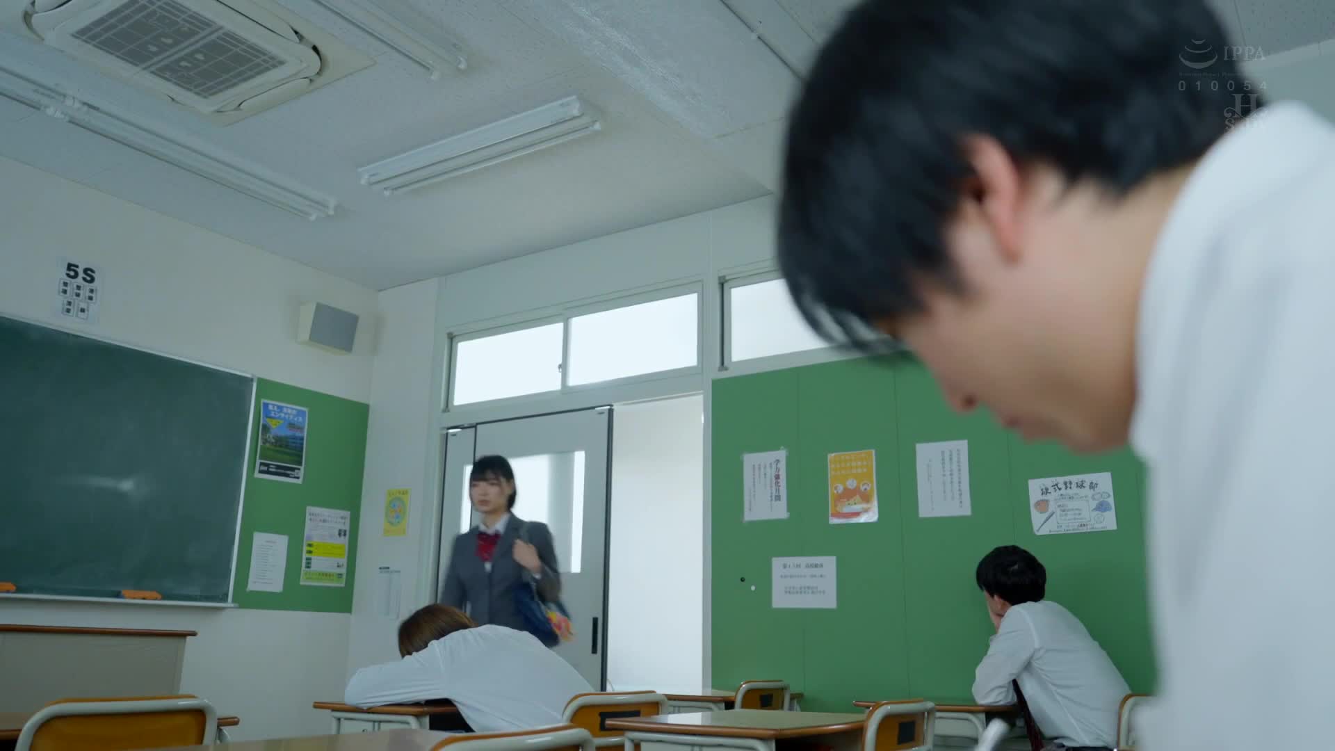 你幫助我表白那一天，永遠不會忘記。我們彼此喜歡，卻錯過了對方，與別的男女交往，心中悲嘆。 虹村由美 - AV大平台 - 中文字幕，成人影片，AV，國產，線上看