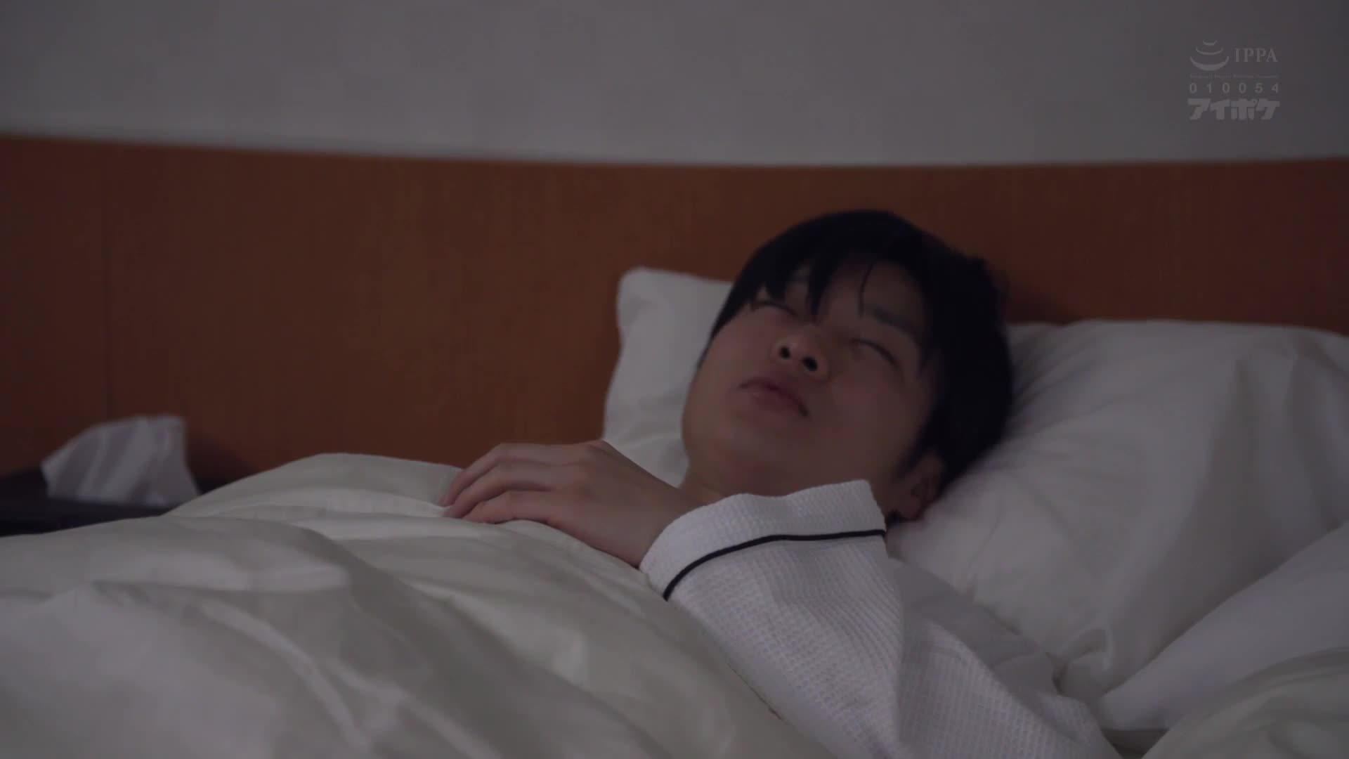 出差途中遭遇破紀錄的暴雨，突然要和如同妹妹一般的前輩同住一間房……雖然我還是處女，但女上司卻不斷挑逗我、誘惑我，而我無法抗拒她出奇苗條的身材和巨乳，於是便不斷上演，直到早上。月城莉莉香 - AV大平台 - 中文字幕，成人影片，AV，國產，線上看