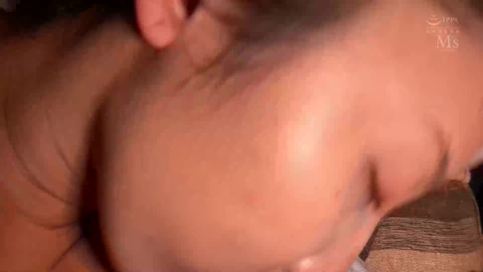 新歡活動中，我在公司裡的隱藏巨乳老闆娘喝醉後，不小心親吻她，讓她完全開啟。於是我和同事們一起參加了一場整夜的十次生膣內射派對。 本真友里 - AV大平台 - 中文字幕，成人影片，AV，國產，線上看