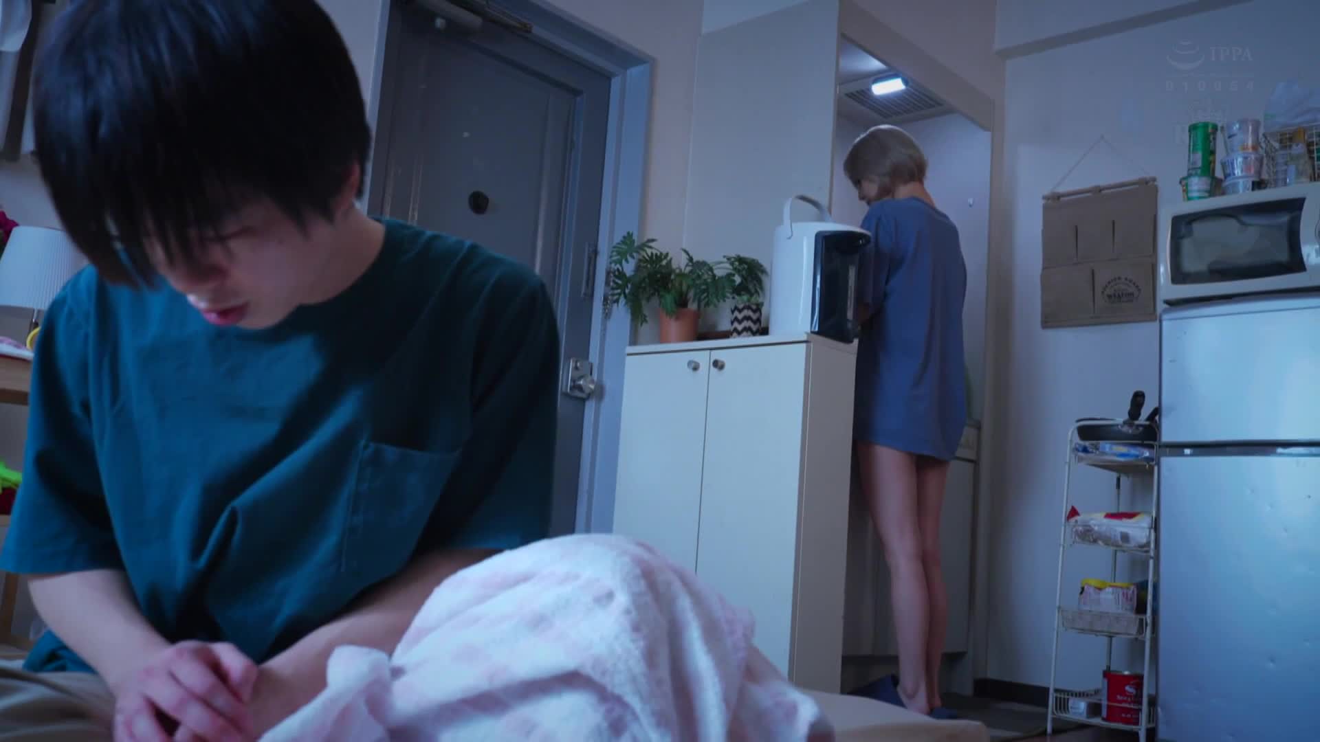 當我回到家時，看到一個陌生的纖瘦巨乳女孩！不知為何她一直留在這裡，並溫柔地誘惑著我... 百永紗里奈 - AV大平台 - 中文字幕，成人影片，AV，國產，線上看