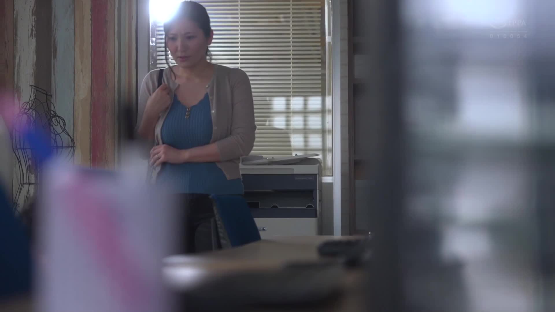 想要讓妻子承認愛情，讓她和一位性慾旺盛的後輩獨處三個小時...在不射精的追擊中共射了16次，我的妻子被奪走了，這是關於我被NTR的故事。椎名由奈 - AV大平台 - 中文字幕，成人影片，AV，國產，線上看