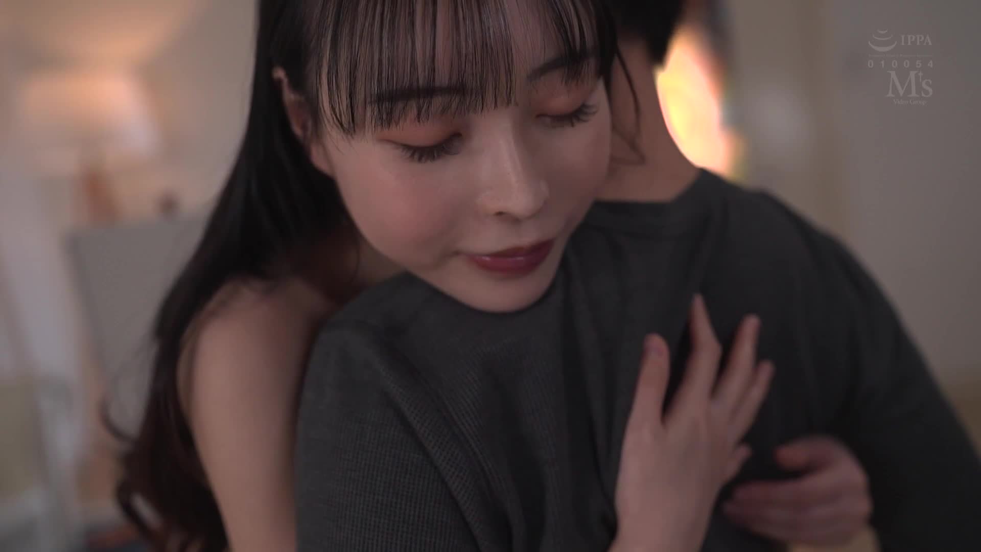 即使旁邊有她，裸體模特兒仍在素描時向我獨自展示她的私處並微笑。真希和泉 - AV大平台 - 中文字幕，成人影片，AV，國產，線上看