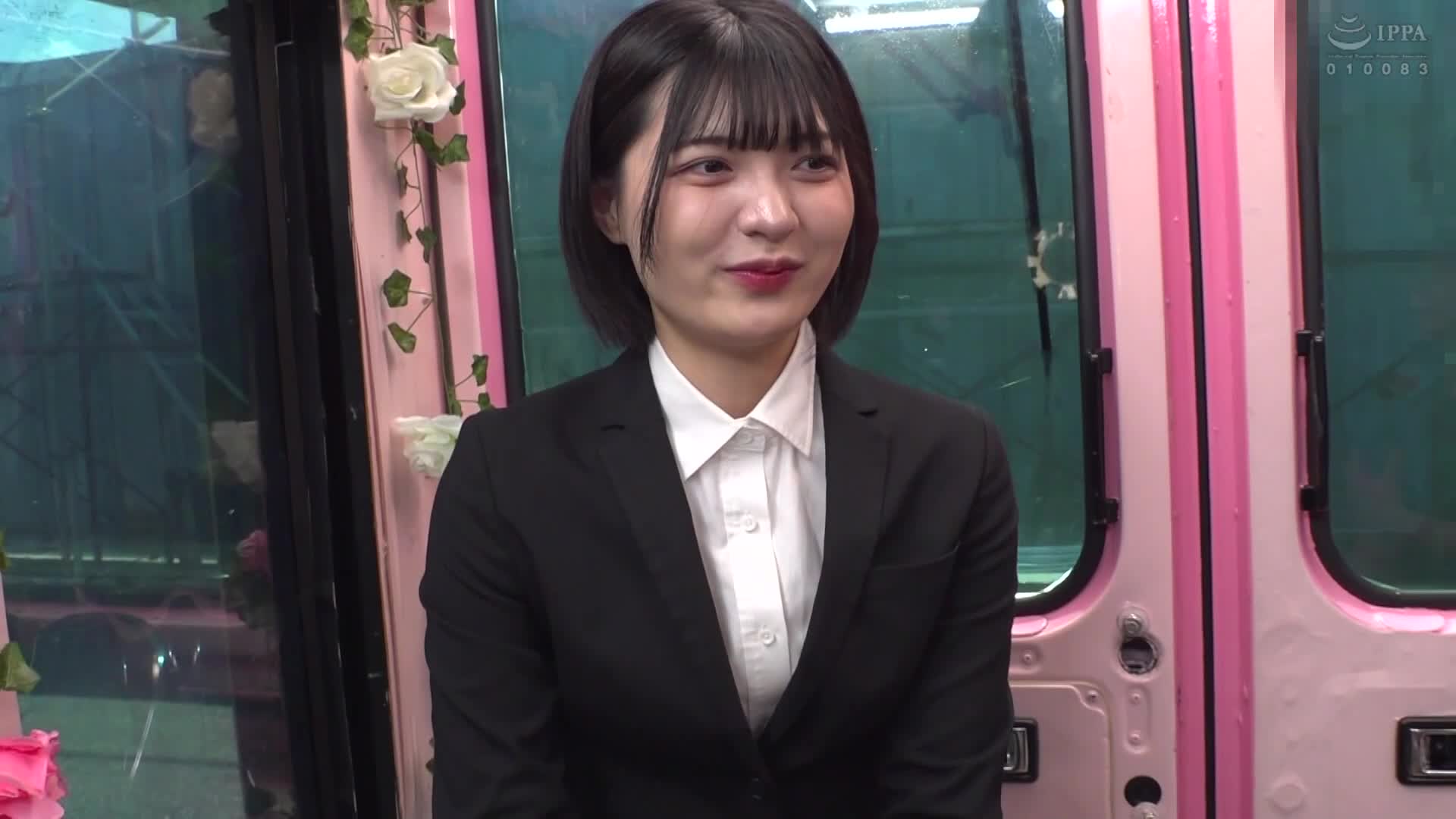 一般男女監控AV×魔術鏡便合作企劃，針對尋求大型企業內定的求職女大學生進行口交面試！在質疑回答中，因大量口內射精而無法說話，精液四處流出！在激烈的面試中，將巨大陰莖插入激動的JD陰道，進行精液滿溢的性愛！所有人都內射... - AV大平台 - 中文字幕，成人影片，AV，國產，線上看