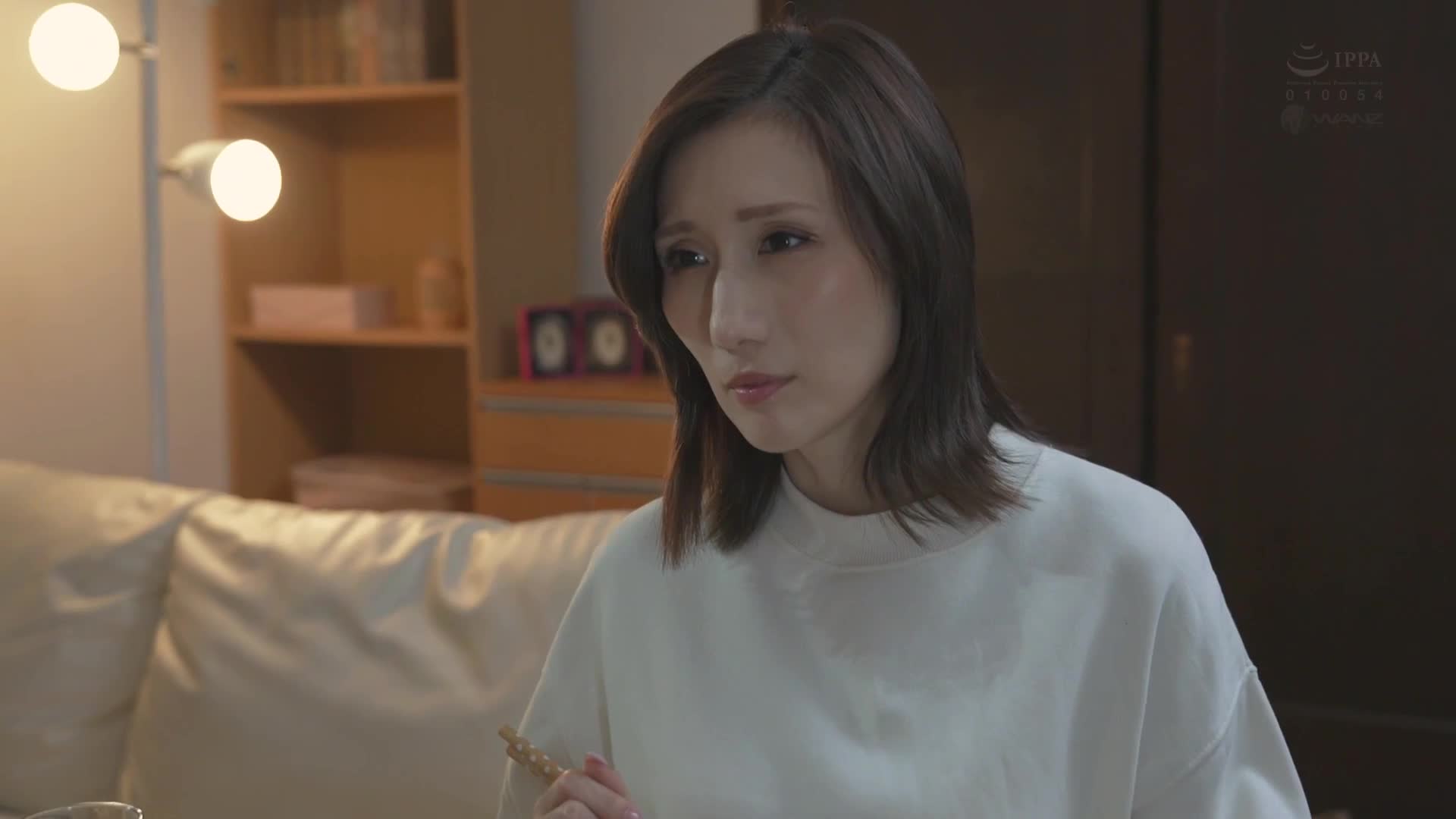 一位已經開始做隙間工作的人妻與前男友意外重逢，彼此的寂寞彷彿互相填補，燃燒起了三個小時的激情。 JULIA - AV大平台 - 中文字幕，成人影片，AV，國產，線上看