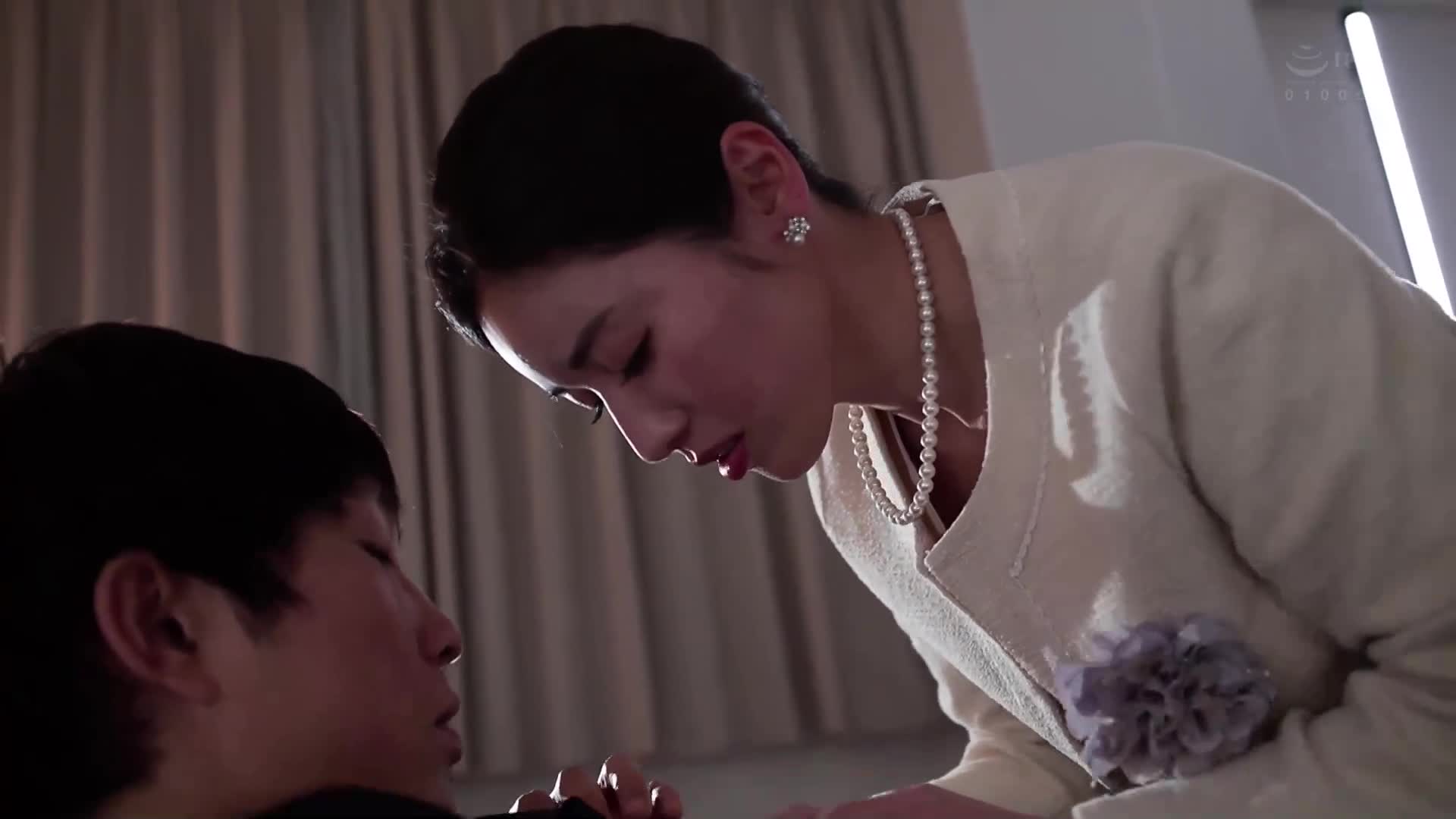 畢業典禮後...送給已長大成人的你的繼母的禮物。宮下華奈 - AV大平台 - 中文字幕，成人影片，AV，國產，線上看