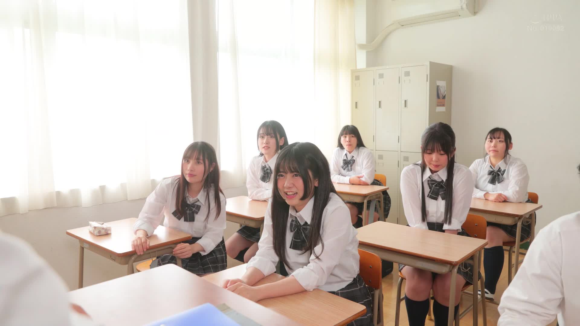 在班上拍到了最美麗的瑪東娜的短裙內褲！？當用內褲照片自慰時被發現了，但彼此互相自慰後，愛意溢出，演變成校內的女同性戀。松井日奈子 泉莉音 - AV大平台 - 中文字幕，成人影片，AV，國產，線上看