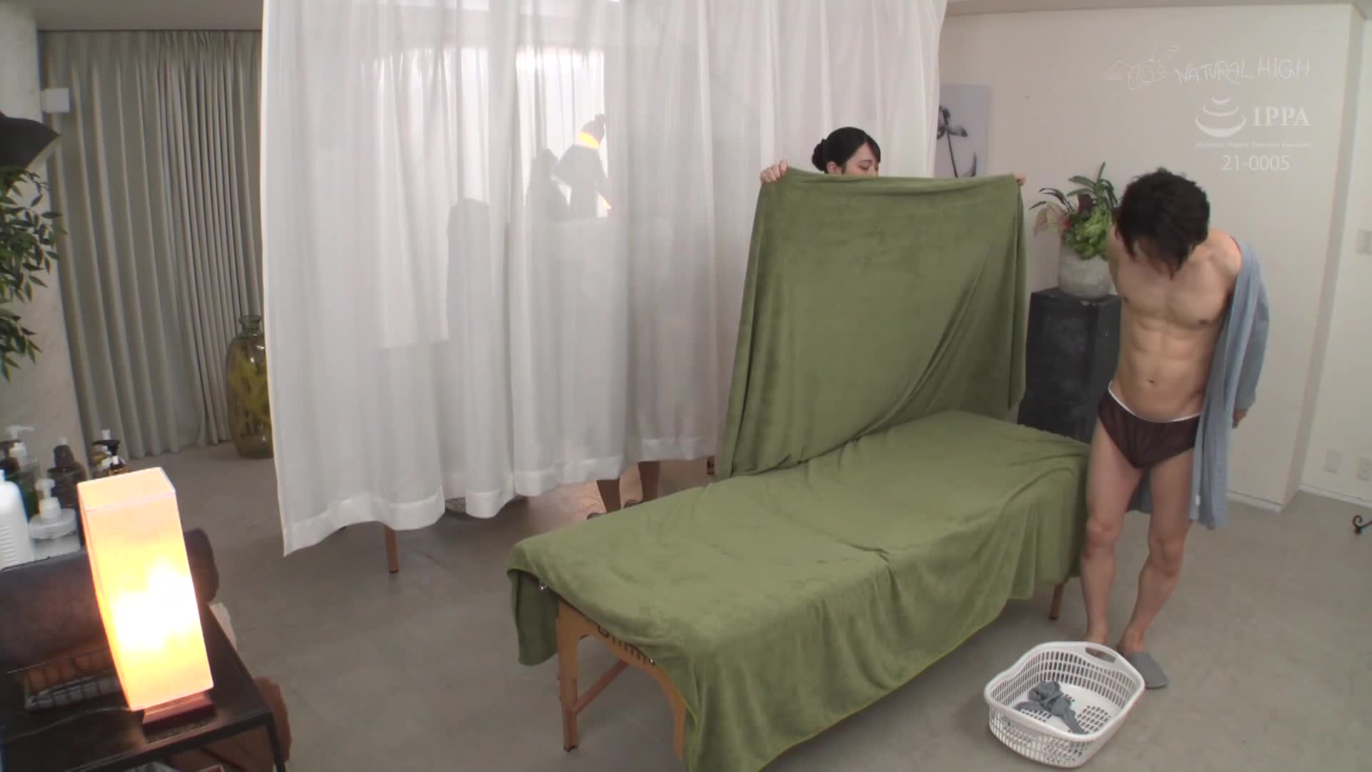 在妻子就在附近的情況下，乳頭只有1公分！如果一位美女治療師對你做乳頭六九式，你能忍住不舔嗎？ - AV大平台 - 中文字幕，成人影片，AV，國產，線上看