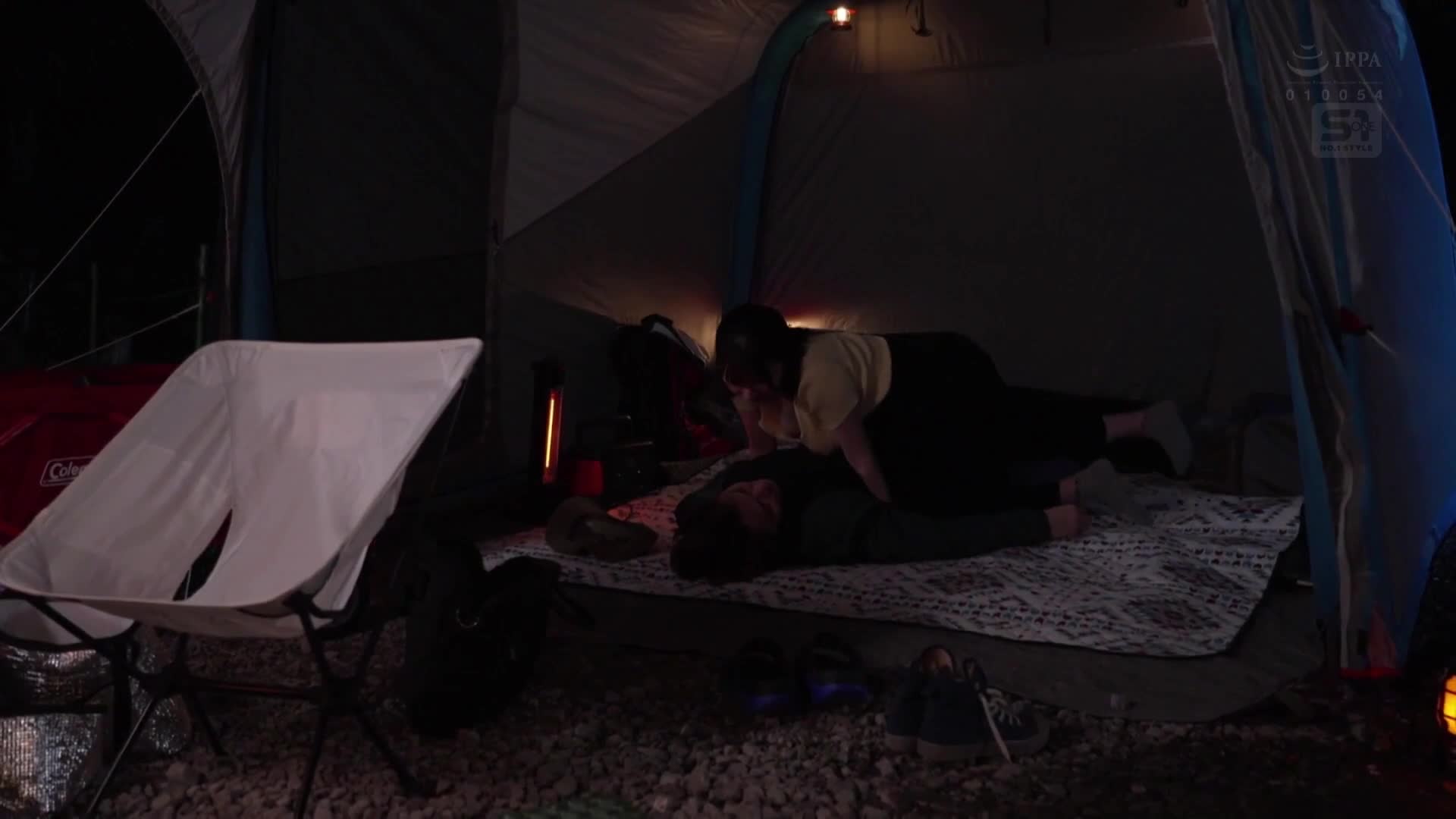 [AI解碼版] 在深山中沒有人前來幫忙的露營地，一位穿著K罩杯的獨自露營者突然遭到襲擊！她的胸前鬆鬆的露營服讓她顯得格外引人注目。鷲尾芽衣 - AV大平台 - 中文字幕，成人影片，AV，國產，線上看