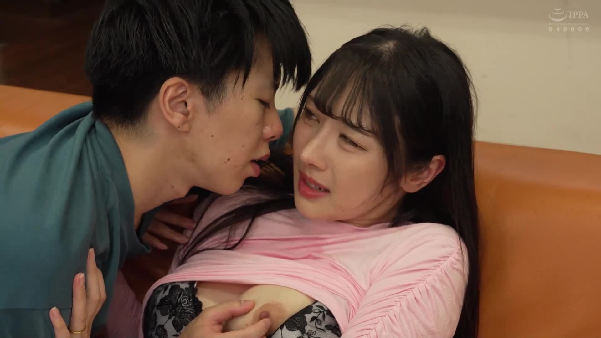 在某家餐廳工作的輕浮主婦，被邀請去玩遊戲後毫不猶豫地跟隨到家中並進行生肉中出 小野坂唯花 - AV大平台 - 中文字幕，成人影片，AV，國產，線上看