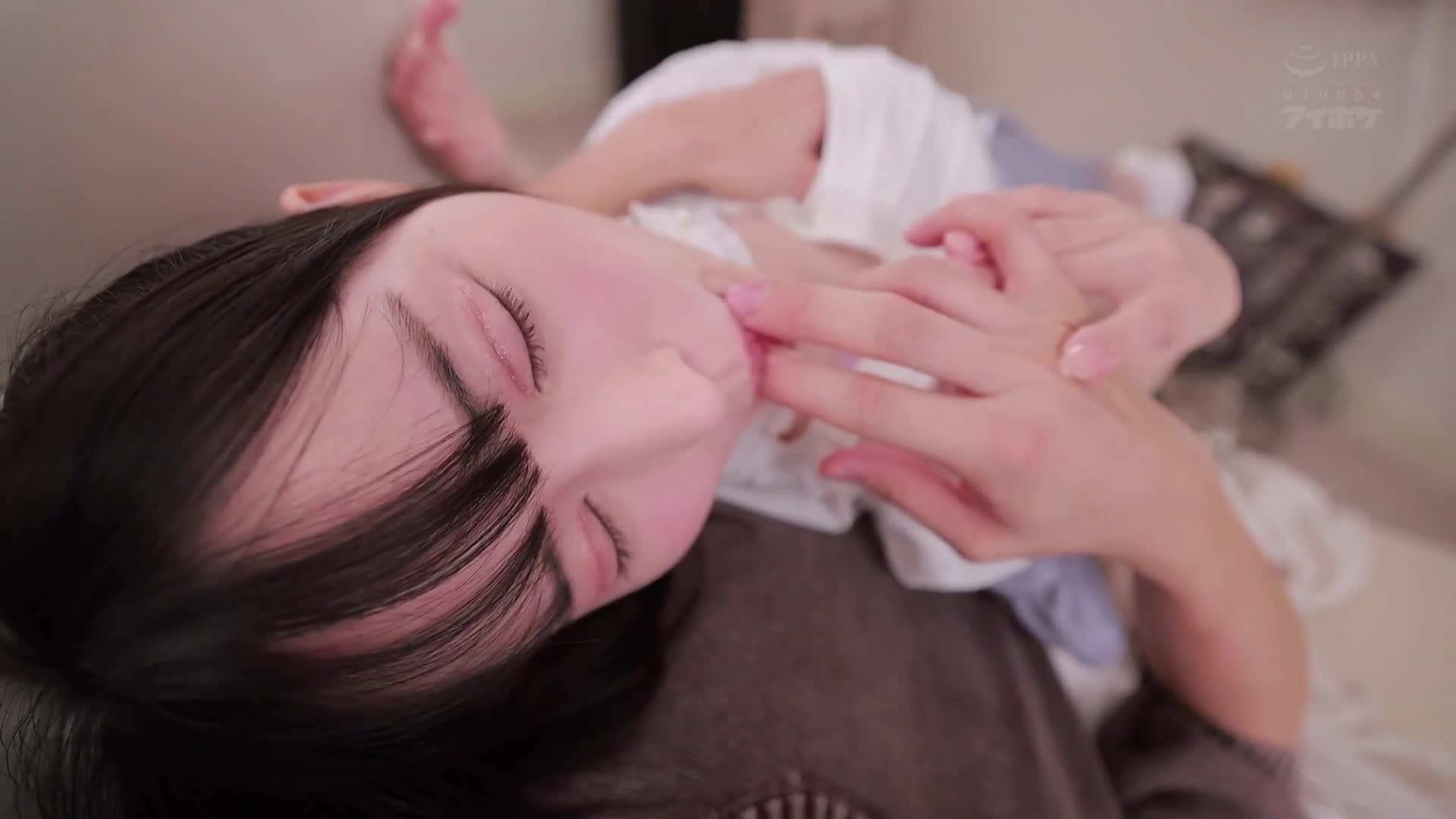 [AI解碼版]十年後再次與幼時玩伴相遇，如今已成為全民偶像的她竟然以小惡魔般的短裙誘惑處男的我！？在她的掌控下，我被榨乾了十次，持續兩天…。山田鈴奈 - AV大平台 - 中文字幕，成人影片，AV，國產，線上看