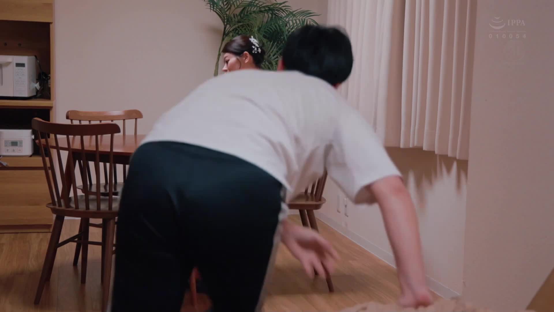 高級俱樂部的人妻，被太客的汗水和體液弄髒，閉店後進行中出枕頭生意。篠原伊代 - AV大平台 - 中文字幕，成人影片，AV，國產，線上看