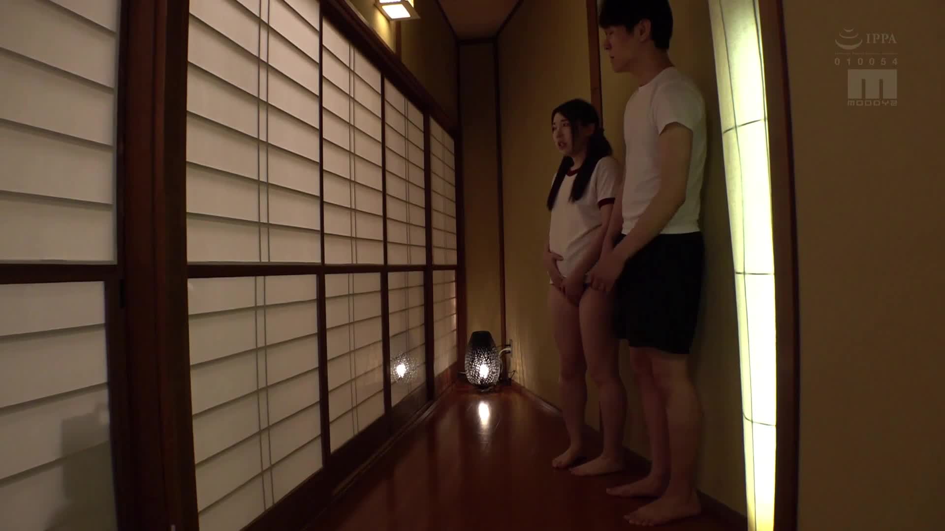 在修學旅行的晚上，和男朋友密會被班主任發現了…被囚禁，忍尿，腿發抖痙攣，極限的抖動，最後被巨根插入，尿失禁高潮。皆月光 - AV大平台 - 中文字幕，成人影片，AV，國產，線上看