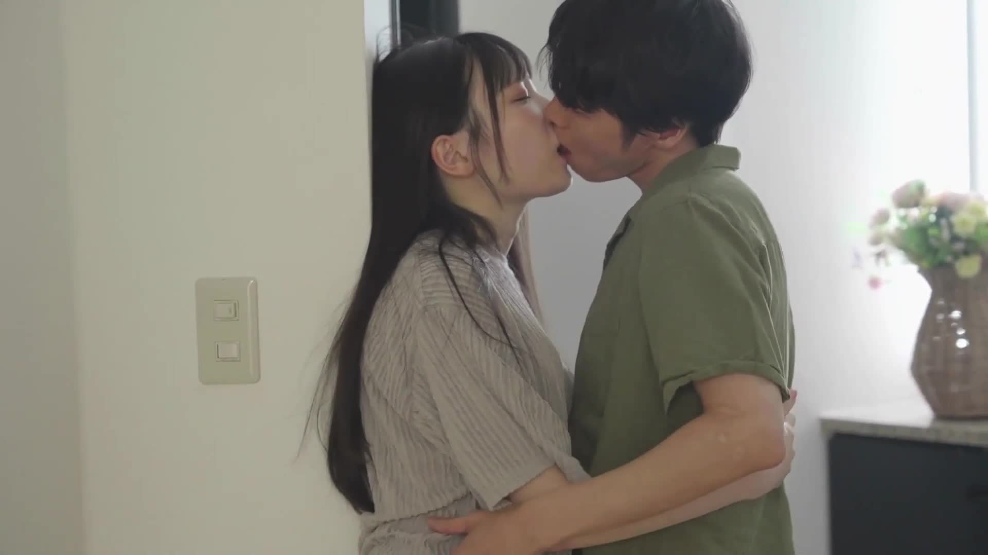 遠距離戀愛中的她，即使安全套破裂，仍然繼續激烈地內射，展開純愛絕倫的性交。望實香苗 - AV大平台 - 中文字幕，成人影片，AV，國產，線上看