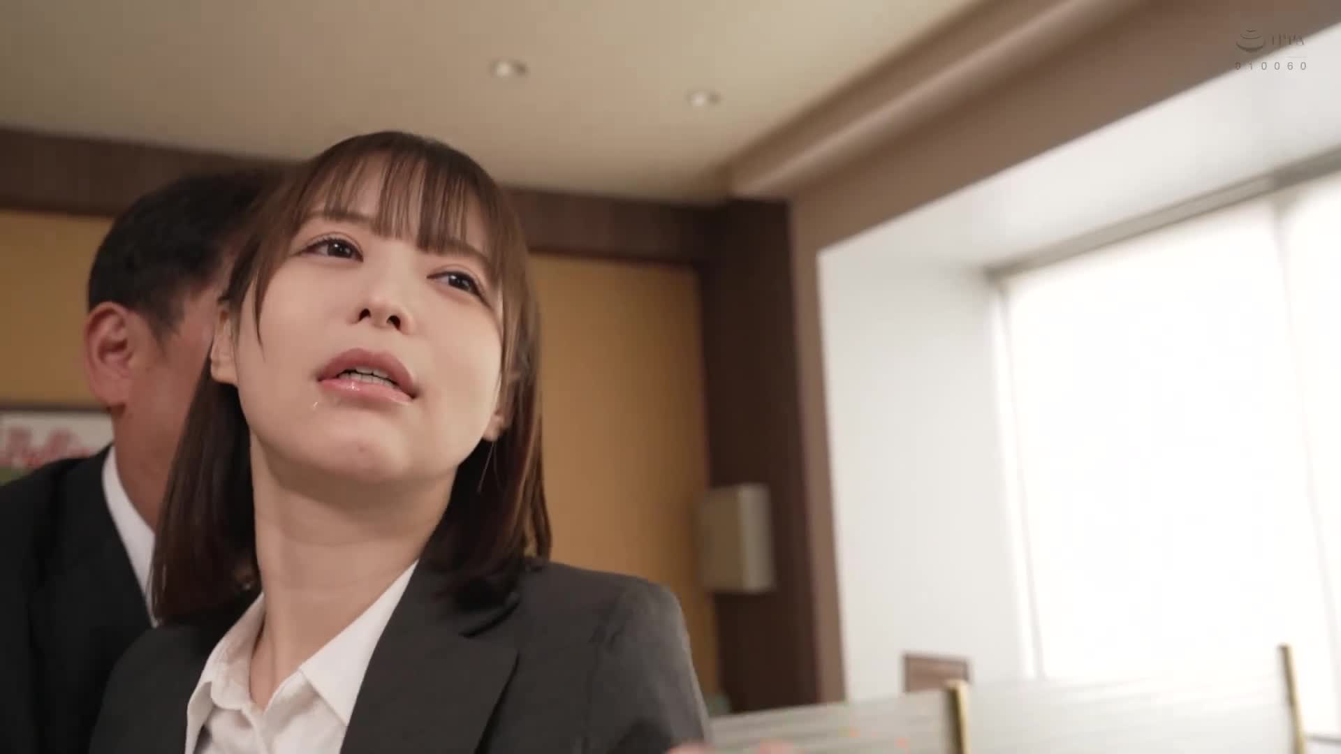 時間停止男每天都在毫不移動的身體上亂摸，不知不覺間變得敏感極致，在解除時間停止後全身被350倍的快感所充斥，接近高潮邊緣的潮吹小穴被追逐操幹，即使被生中出拒絕也無法拒絕的情況 天馬唯 - AV大平台 - 中文字幕，成人影片，AV，國產，線上看