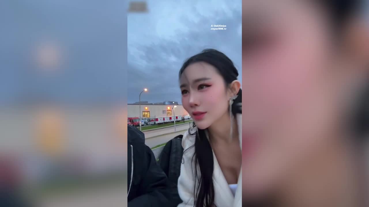 超美整活禦姐-汐夢瑤-背後就是大馬路！到處都是人來來往往，一對夫妻路過時我坐在JJ上真的動都不敢動一下，視頻都無法還原當時的刺激！ - AV大平台 - 中文字幕，成人影片，AV，國產，線上看