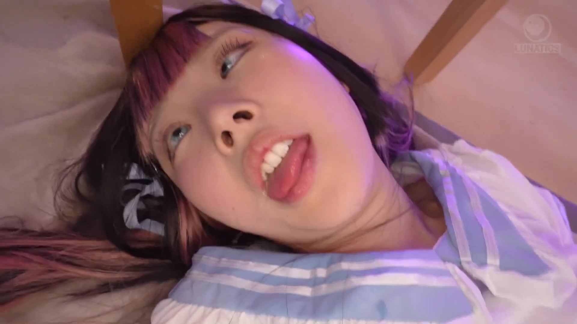 我在一位身材豐滿可愛迷人的cosplayer拍攝寫真時趁她用身..然後用固定式振動器讓她達到高潮她表情淫蕩身體抽搐最終變成了一個瞬間高潮噴 皆月光 - AV大平台 - 中文字幕，成人影片，AV，國產，線上看