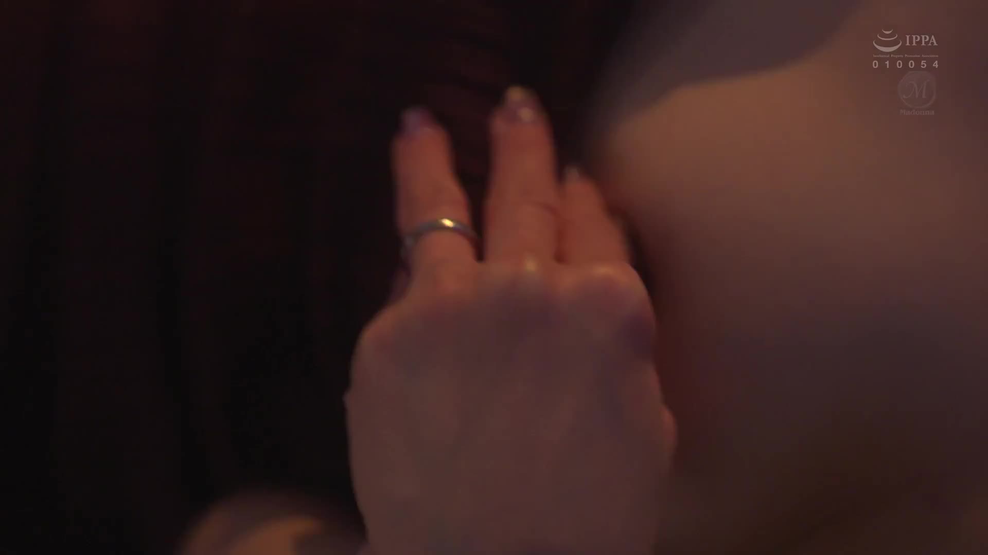 「…只舔龜頭可以嗎？讓你振作起來？」看不過還沒剝皮的處男陰莖的女友的母親，在輕輕地用嘴巴舔龜頭後，給予了細心的口交。加藤綾野 - AV大平台 - 中文字幕，成人影片，AV，國產，線上看
