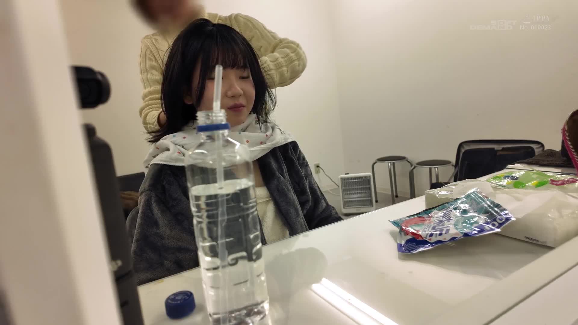 仍未談過戀愛的處女湯浅紬（20歲）,是班上唯一不怯場可直率交談的,沒有化妝的二次元色情愛好女宅。這樣的她在東京AV出道。 - AV大平台 - 中文字幕，成人影片，AV，國產，線上看